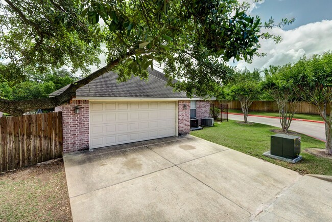 Building Photo - August 2025 Move In! Beautiful 3 Bed, 3 Ba...