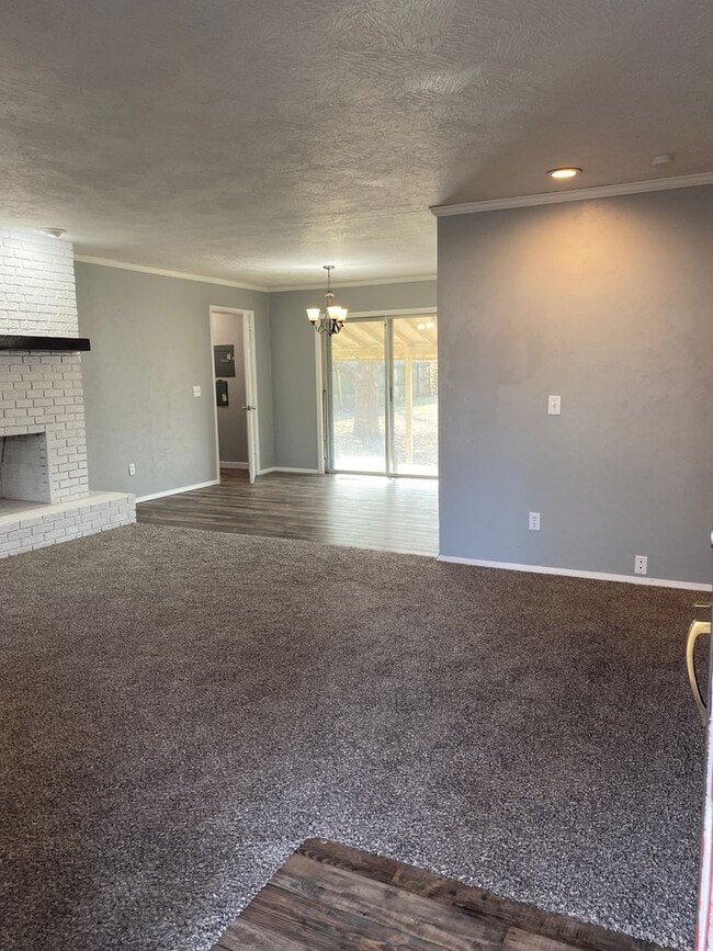 Building Photo - 3 bedroom/1.5 bathroom house/2 car garage