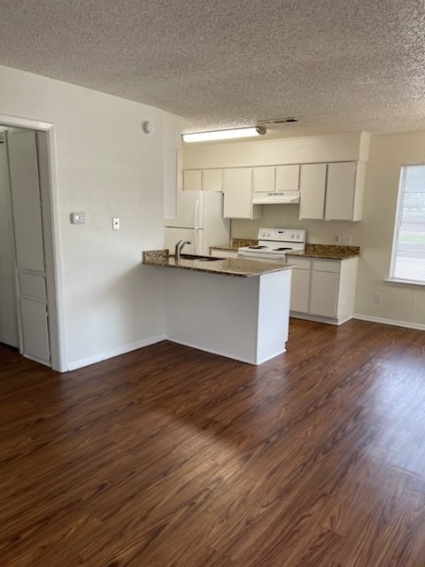 Building Photo - MOVE-IN READY. Single level, pet friendly front-end fourplex townhome, UPGRADED WIDE PLANK FLOORI...