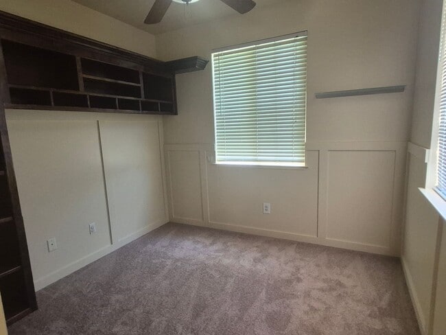 Building Photo - Adorable 3 bedroom 2.5 bath with loft