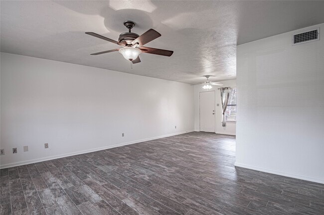 Building Photo - 4 Barre Ln