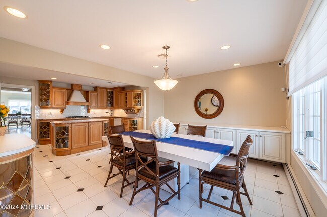 Building Photo - 409 6th Ave