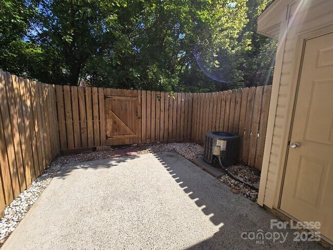 Building Photo - 1207 Green Oaks Ln