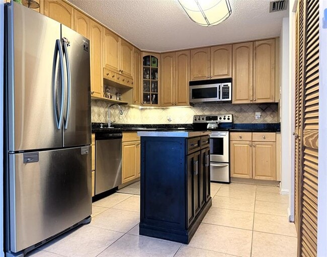 Building Photo - 6671 Via Regina