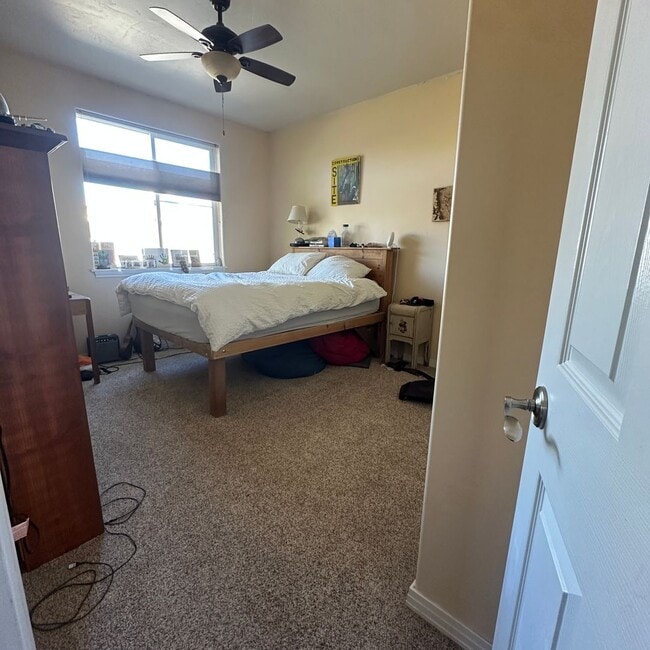 Building Photo - Spacious  3 bedroom 2.5 bathroom townhouse