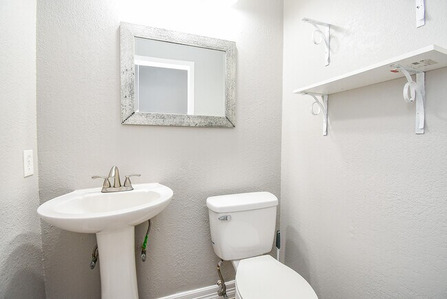 Building Photo - 2110 Hilton Head Dr