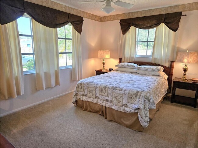 Building Photo - 492 E Shade Dr