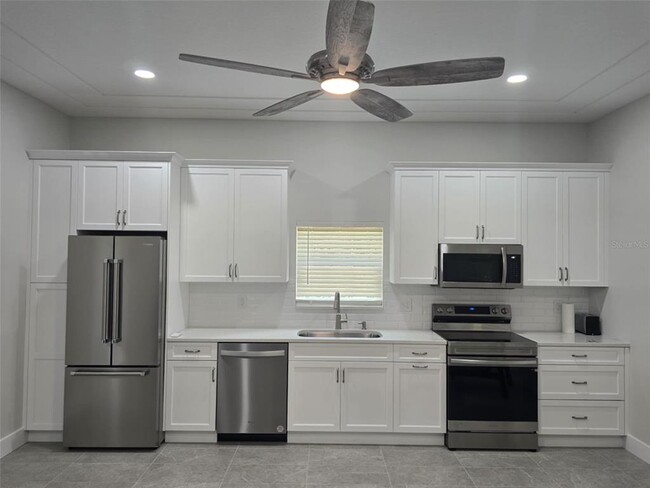 Building Photo - 1600 Sunset Ln