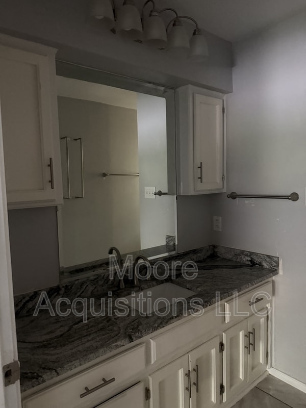 Building Photo - 3601 Oakwood Dr