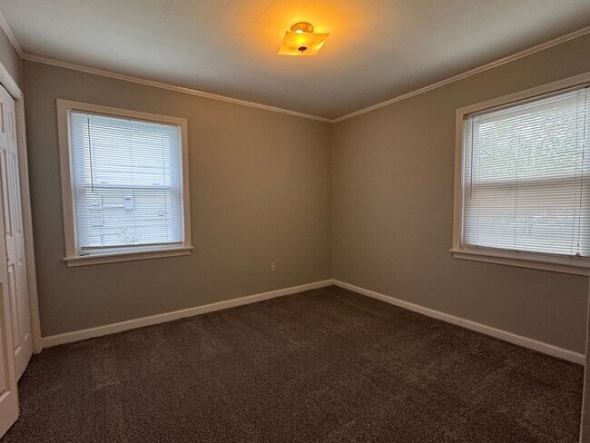 Building Photo - Move in Ready Prairie Village Ranch + Fenc...