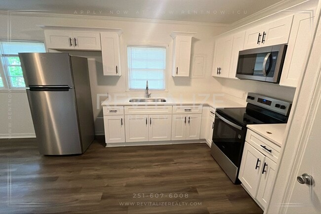 Building Photo - Newly Renovated 3 Bedroom/1 Bathroom Home ...