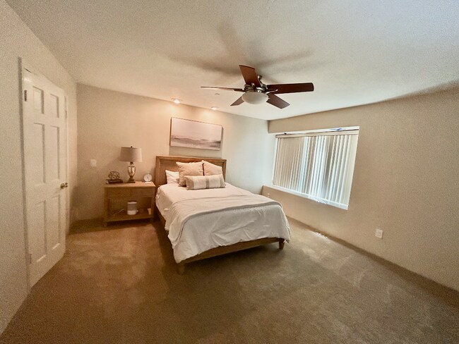 Building Photo - 2556 Navarra Dr
