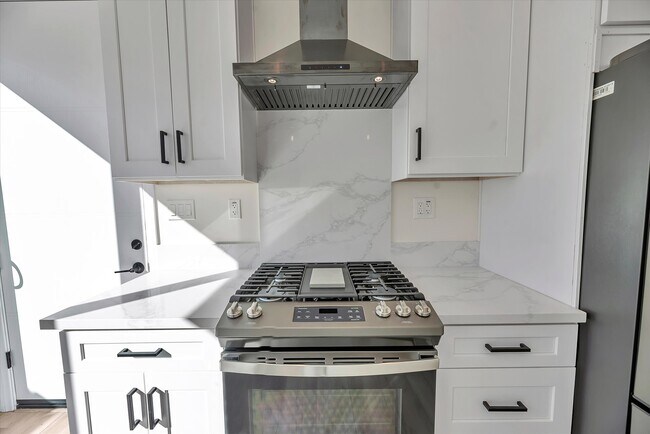 Building Photo - 4048 Cherokee Ave