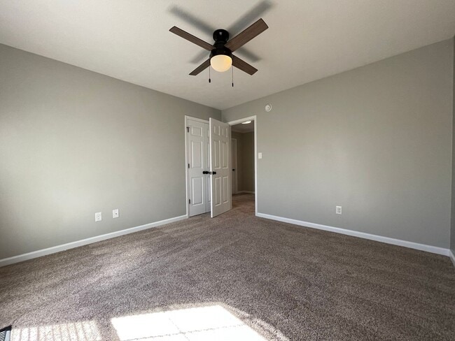 Building Photo - Immaculate and Move In Ready on Newport!