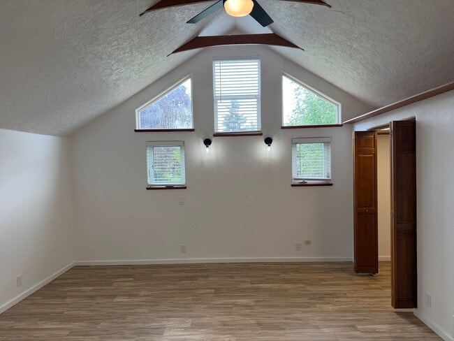 Building Photo - Luxury 1 bedroom 1 bath duplex in a great neighborhood!