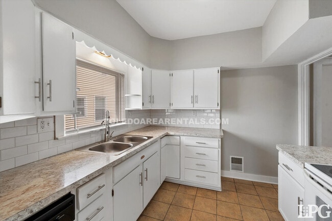 Building Photo - 4138 N Lockwood Ave