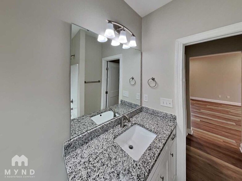 Building Photo - 2112 Middale St