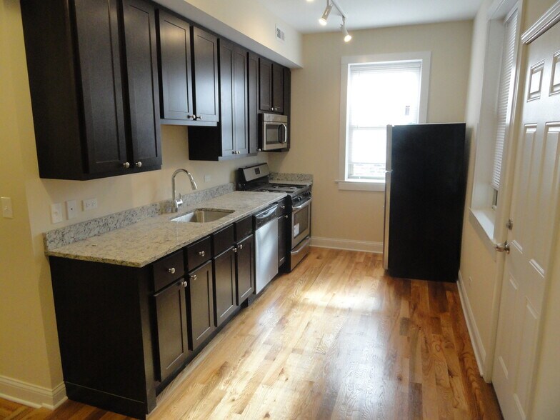 Primary Photo - 4846 N Drake Ave