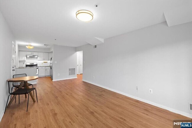 Building Photo - 372 Cambridge Dr