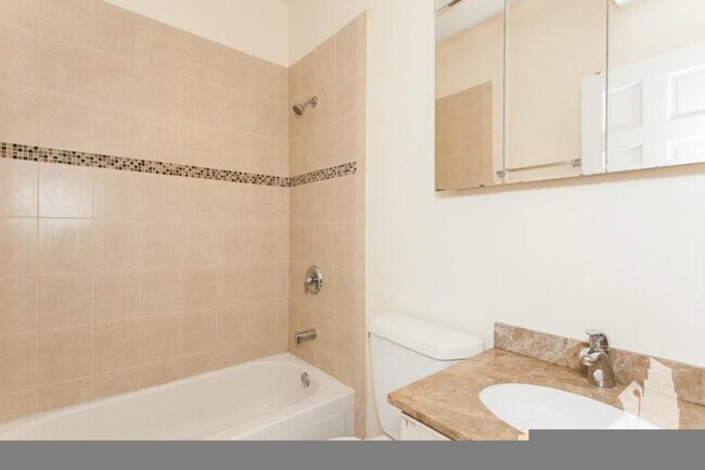 Building Photo - 2 bedroom in Chicago IL 60614