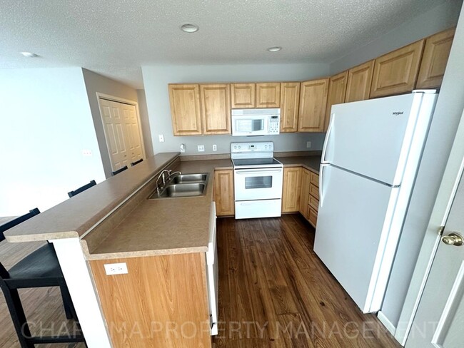 Building Photo - WALK IN LEVEL 2 BD, 1 BA CONDO WITH WOOD F...