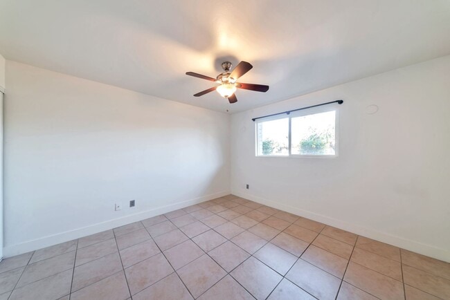 Building Photo - 1735 E La Jolla Dr