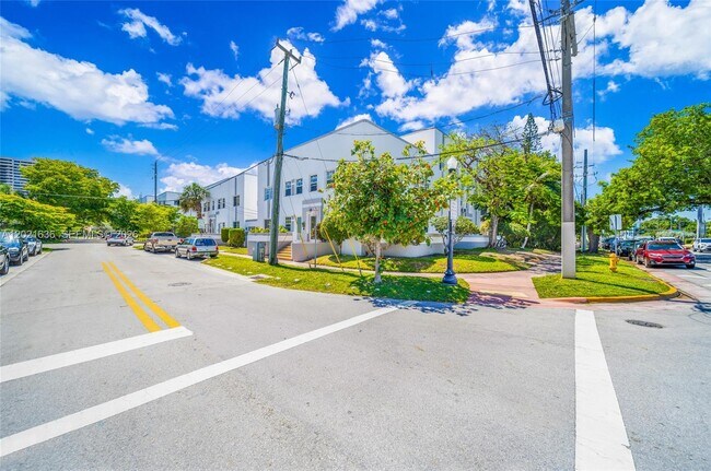 Building Photo - 408 25th St