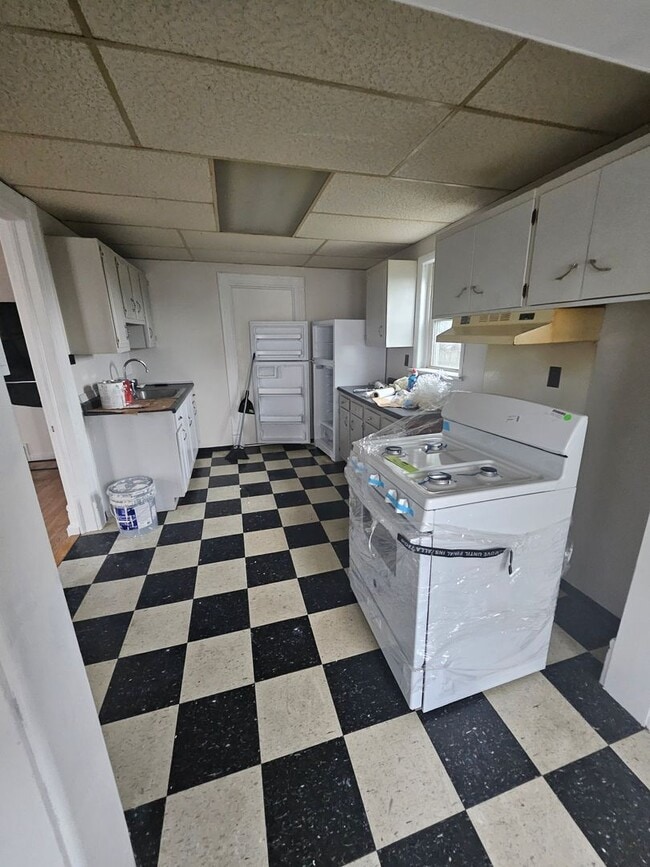 Building Photo - Lower 3 bedroom west side