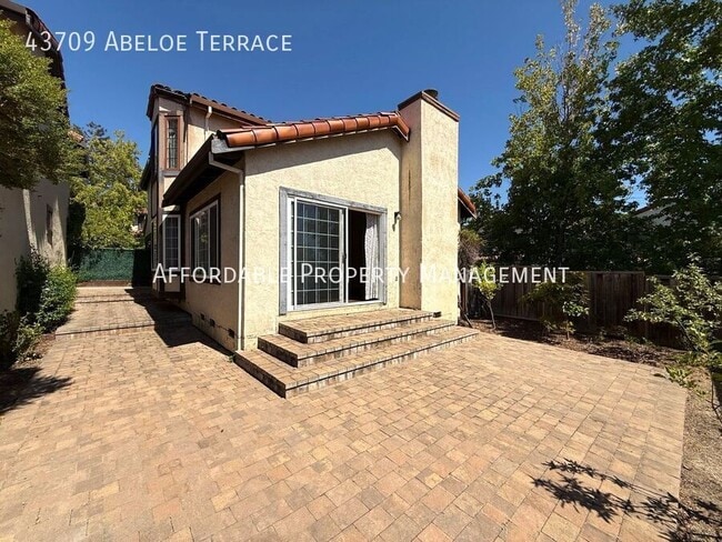 Building Photo - 43709 Abeloe Terrace