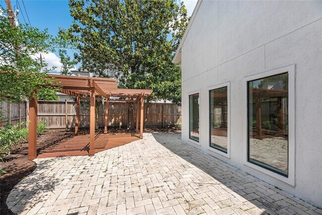 Building Photo - 2414 Avalon Pl