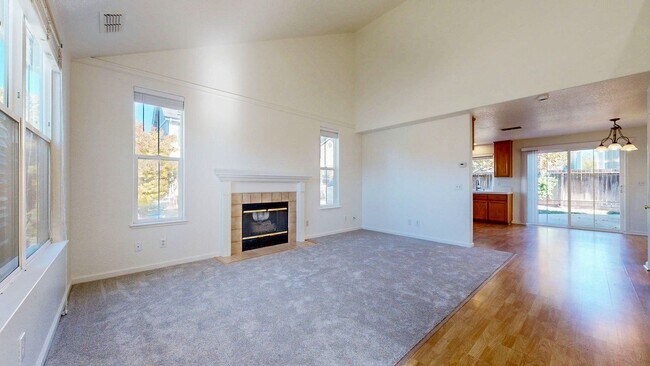 Building Photo - Beautiful 3 Bedroom 2.5 Bath Single Family...