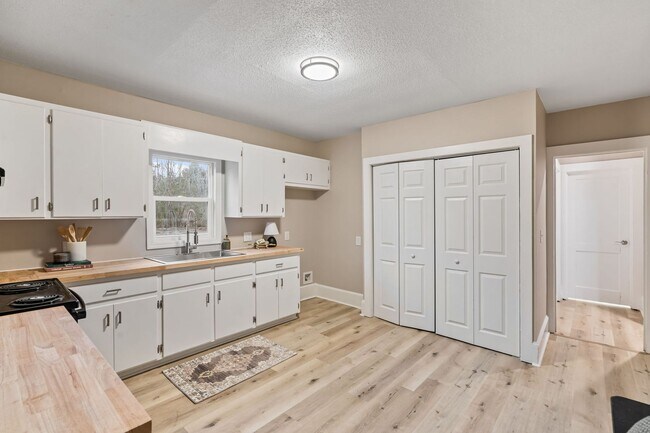 Building Photo - Freshly Remodeled 2 bedroom 1 bath in downtown Lillington!