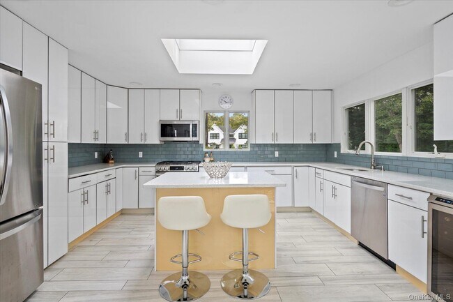 Building Photo - 5 Lakewood Ln