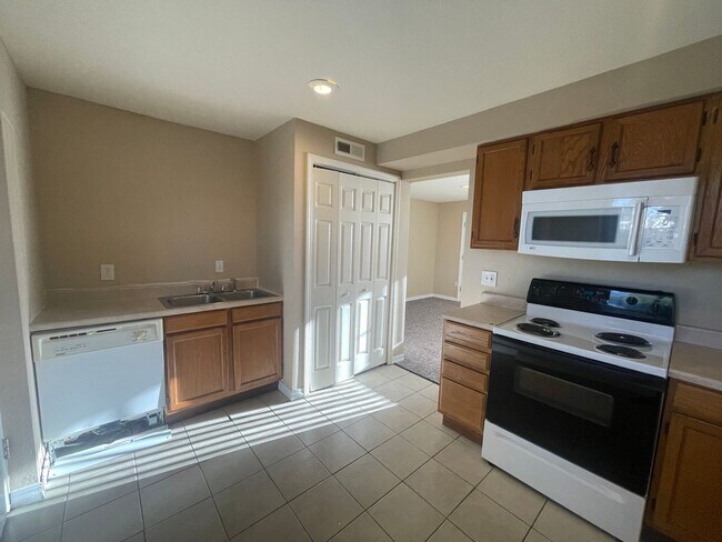 Building Photo - 2 Bed 1 Bath in East Denver Available NOW!