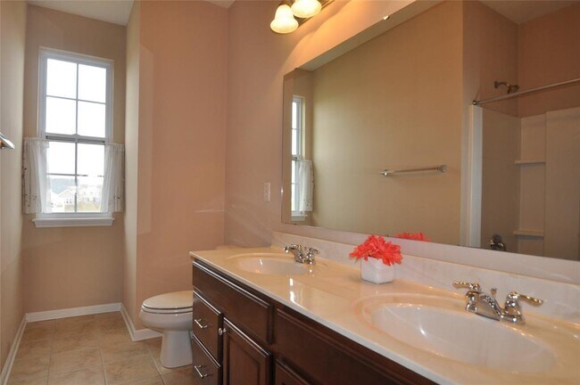 Building Photo - 2556 Diamond Lake Dr