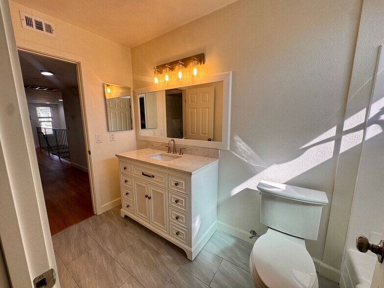 Building Photo - 1102 Cleghorn Dr