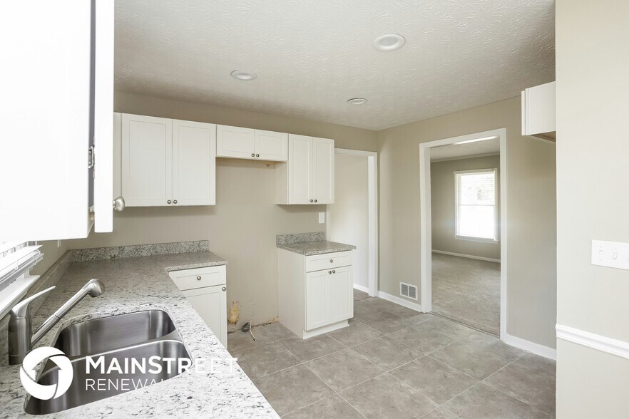 Building Photo - 680 N Kingsley Dr