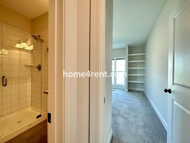 Building Photo - Exceptional Olathe Home in the Cedar Creek Subdivision w/ Wood Floors and a Finished Basment!