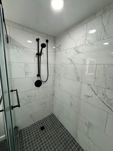 lower level shower - 1013 Mountfort Ct SW