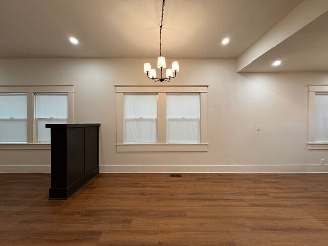 Building Photo - Poplar