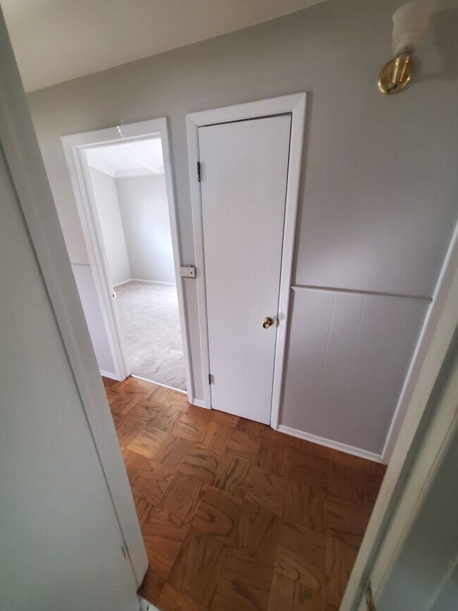 Building Photo - Spacious Ranch Style 4 BR Available in Aug...