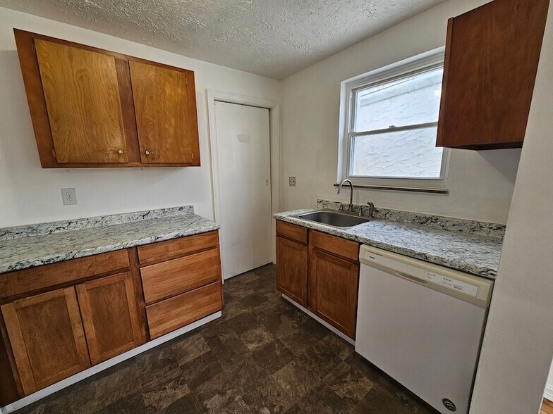 Building Photo - 115 Sanders Dr