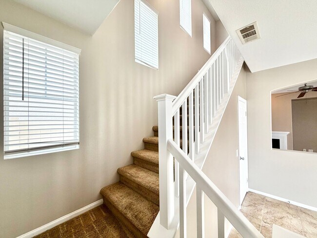 Building Photo - Charming 3 Bedroom Bel Flora Home with Private Patio & Amenities