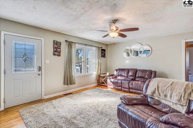 Building Photo - Beautiful 4-Bedroom, 1.5 Bathroom Home