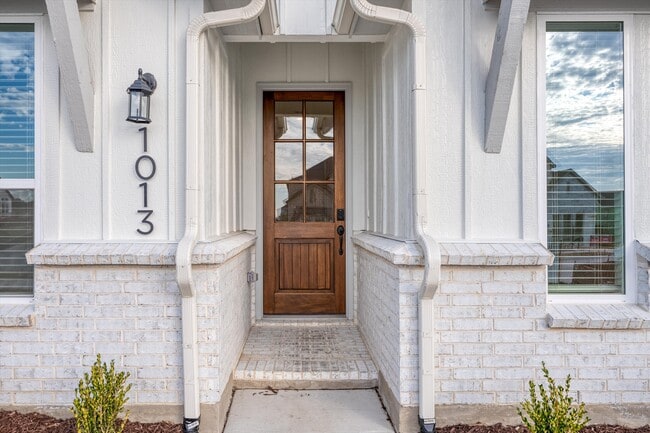 Building Photo - 1013 Rainshower Wy