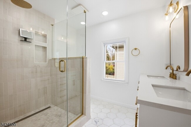 Building Photo - 40 Edgewood Rd