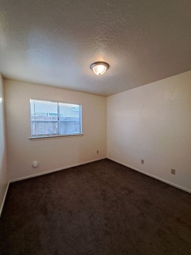 Building Photo - Charming Fresno Home with Beautiful Curb Appeal!