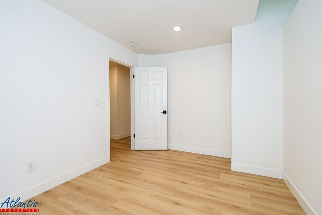 Building Photo - Gorgeous Townhouse | Remodeled | Desirable Location