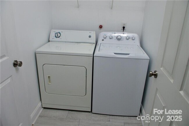 Building Photo - 917 Shearer St