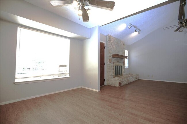 Building Photo - 1902 Garden Villa Dr